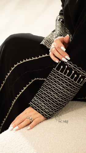 عباية كريب كلاسيك بأكمام مطرزة