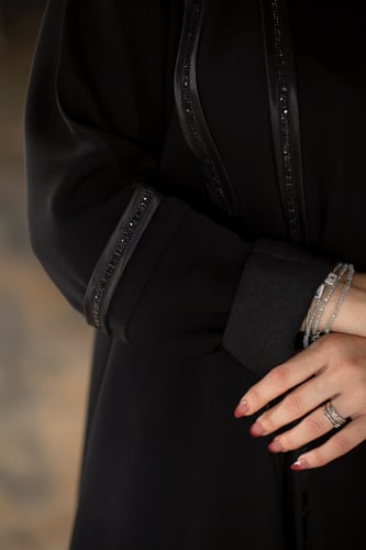 عباية بكلفة اسود