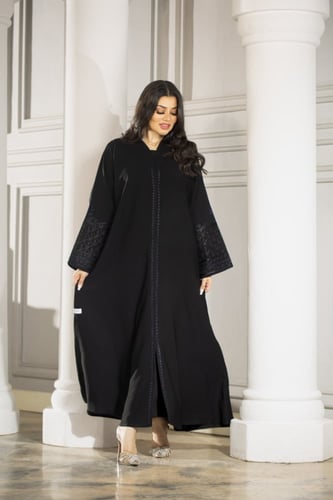 عباية اسود بتطريز كحلي انيق على الاكمام