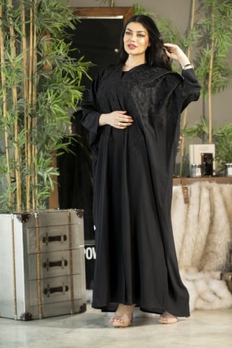 عباية كريب نص بشت بتطريز اسود على الكتف