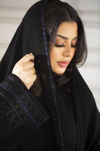 عباية اسود بتطريز كحلي انيق على الاكمام