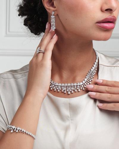 طقم نسائي زركون مميز بلون فضي