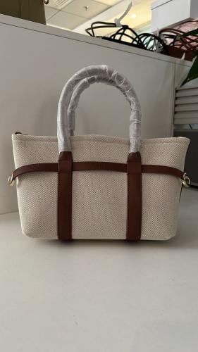 شنطة تعزز هويتك بلون بيج