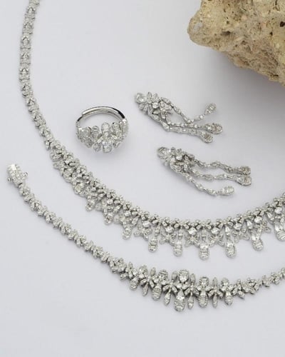 طقم نسائي زركون فريد بلون فضي