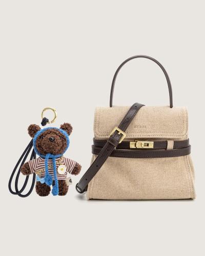 هدية نسائية شنطة وتعليقة مزيج الرقي والبراءة