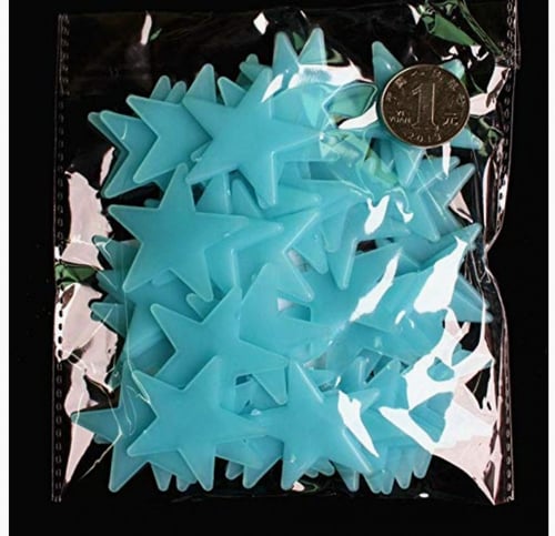 ملصقات الحائط بتصميم النجوم الزرقاء المضيئة في الظ...