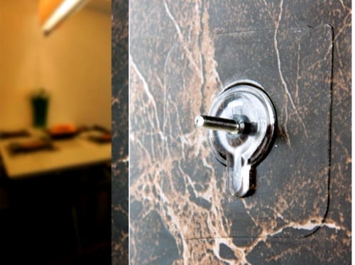 علاقات جدارية مع براغي