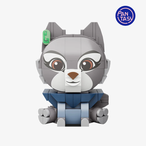 لعبة بناء طفل جالس