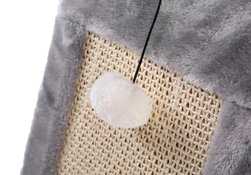 بيت قطه مع خداشة ولعبة للقطط على شكل مثلث