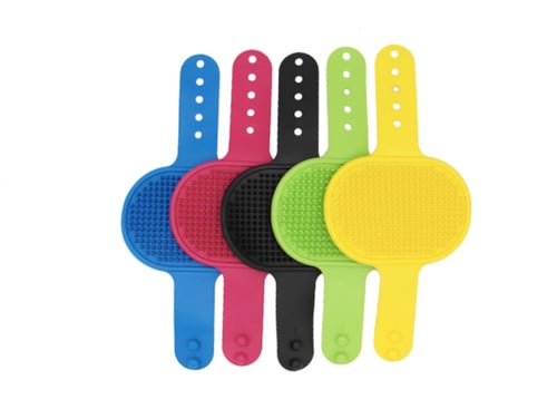 فرشاة تدليك لاستحمام للقطط والكلاب بلون عشوائي