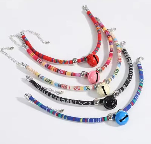 طوق للقطط مع جرس بالوان عشوائيه