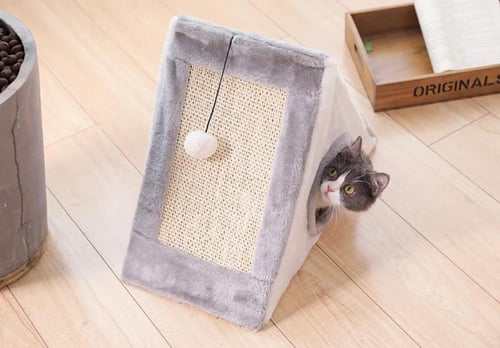 بيت قطه مع خداشة ولعبة للقطط على شكل مثلث