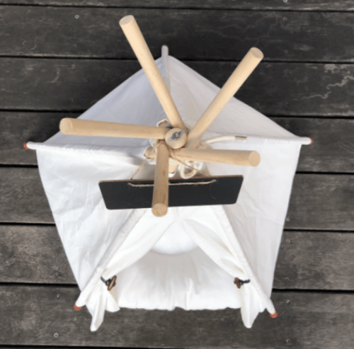 خيمة للحيوانات الاليفة مع مخدة وسبورة