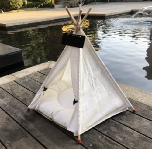 خيمة للحيوانات الاليفة مع مخدة وسبورة