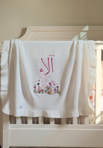 بانر مع فيونكات شامل التطريز