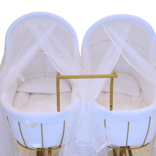 سرير بعجلات وناموسية ومخاد توام