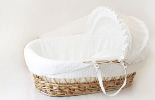 سرير اطفال خيزران مع مفرش ابيض بحشوة لباد ومخدة ون...