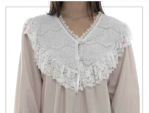 روب استقبال مكشكش من الصدر قطعه واحده بخامة أكثر أ...