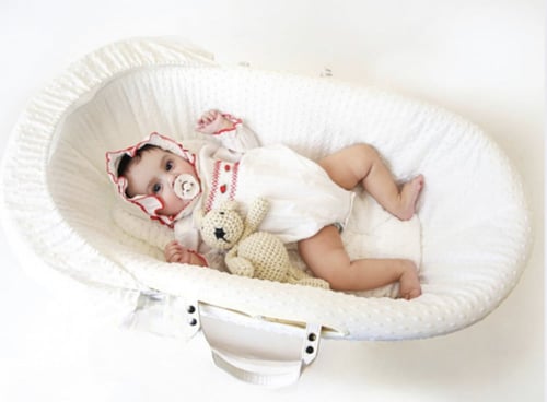 سرير اطفال خيزران مع مفرش ابيض بحشوة لباد ومخدة ون...