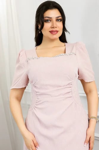 فستان سهرة بياقة مربعة مزينة بالترتر وأكمام متوسطة...