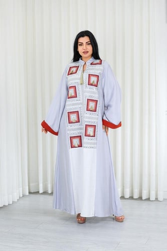 جلابية قماش بطول يصل للكاحل وياقة صغيرة مفتوحة على...