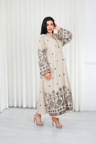 جلابية قماش بطول يصل للكاحل وياقة صغيرة مفتوحة على...