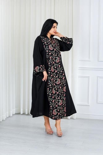 جلابية قماش بطول يصل للكاحل بياقة قصيرة مطرزة بالو...