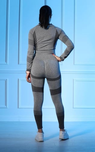 طقم رياضي نسائي مكون من توب قصير بأكمام طويلة وياق...