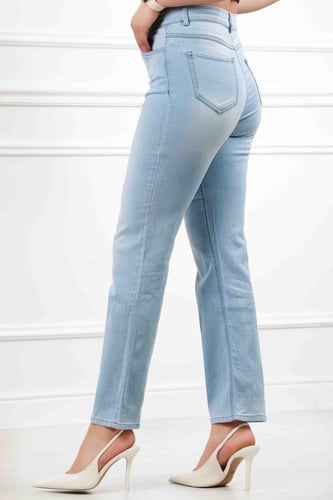 بنطال جينز خصر متوسط بقصة واسعة من الأسفل