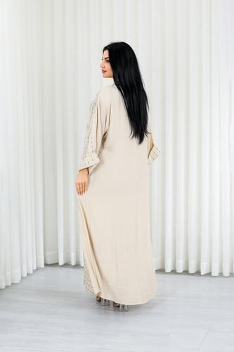 جلابية قماش بطول يصل للكاحل بياقة قصيرة مزينة بالت...