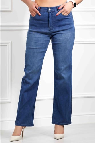 بنطال جينز خصر متوسط بقصة واسعة من الأسفل