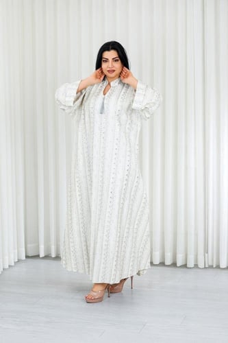 جلابية قماش بطول يصل للكاحل بأكمام واسعة وياقة صغي...