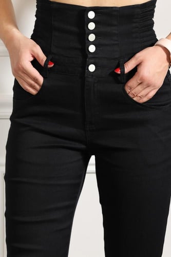 بنطال جينز خصر عالِ بأزرار وسحاب بقصة ضيقة حتى الك...