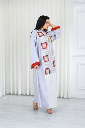 جلابية قماش بطول يصل للكاحل وياقة صغيرة مفتوحة على...