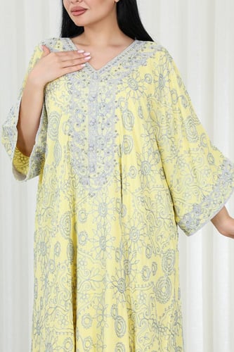 جلابية قماش بطول يصل للكاحل وياقة بشكل V مفتوحة عل...