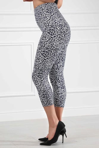 بنطال قطني سكيني بخصر مطاطي وطول لمنتصف الساق مزين...