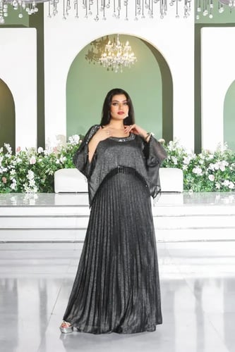 فستان سهرة ياقة مدورة وأكمام شفافة مزينة بالترتر ب...