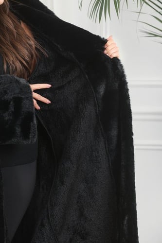 فروة شتوية طويلة مبطنة بالفرو من الداخل مزودة بقبع...