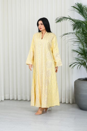 جلابية قماش بطول يصل للكاحل بأكمام بنهايات واسعة و...