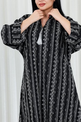 جلابية قماش بطول يصل للكاحل بأكمام واسعة وياقة صغي...