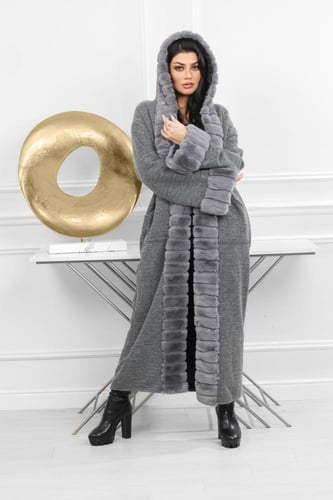 فروة شتوية طويلة مبطنة بالفرو من الداخل مزودة بفرو...