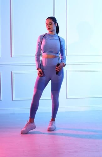 طقم رياضي نسائي مكون من توب قصير بأكمام طويلة وياق...