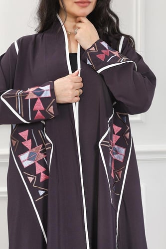 عباية قماش كريب لون موف غامق بتطريز في الأمام نص ك...