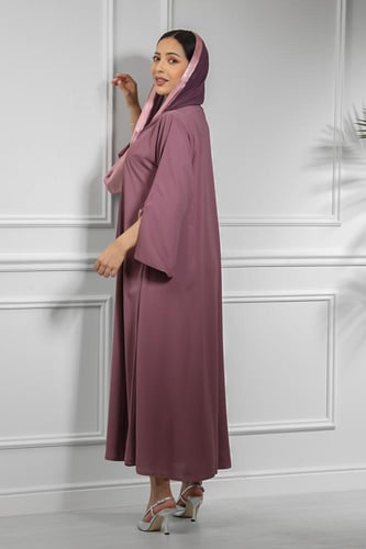 عباية بأكمام ملونة من الداخل