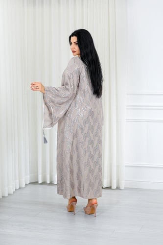 جلابية قماش بطول يصل للكاحل بنهايات أكمام واسعة جد...