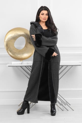 فروة شتوية طويلة مبطنة بالفرو من الداخل مزودة بفرو...