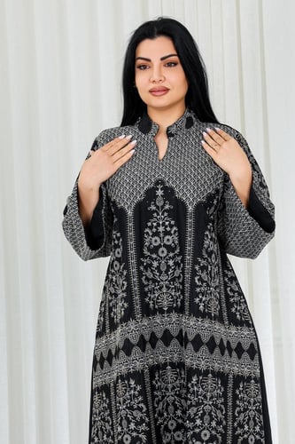 جلابية قماش بطول يصل للكاحل بياقة قصيرة مطرزة