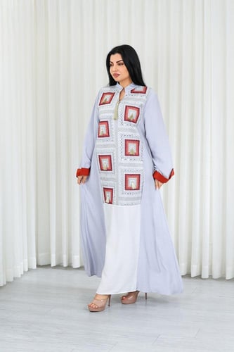 جلابية قماش بطول يصل للكاحل وياقة صغيرة مفتوحة على...