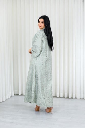 جلابية قماش بطول يصل للكاحل بأكمام واسعة وياقة صغي...