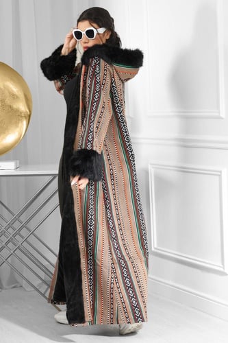 فروة شتوية طويلة مبطنة بالفرو من الداخل مطرزة سدو...